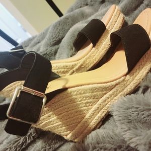 Black wicker wedges